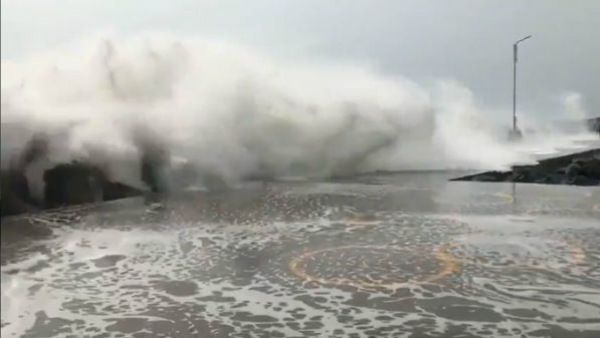 ಮಧ್ಯರಾತ್ರಿ ಅಪ್ಪಳಿಸಲಿದೆ ನಿವಾರ್ ಚಂಡಮಾರುತ: ಸ್ಥಳಾಂತರ ಕಾರ್ಯ ಮುಂದುವರಿಕೆ