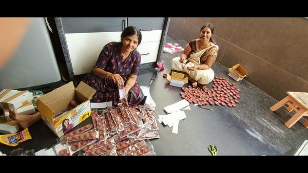 ಮೈಸೂರಲ್ಲಿ ಭಾರೀ ಬೇಡಿಕೆ ಸೃಷ್ಟಿಸಿರುವ ಸಗಣಿಯ ಹಣತೆಗಳು