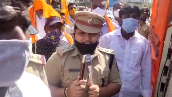 ಪ್ರತಿಭಟನಾಕಾರರನ್ನು ನಿಯಂತ್ರಿಸಲು 'ಜನಗಣಮನ...' ಹಾಡಿದ ಡಿವೈಎಸ್ಪಿ