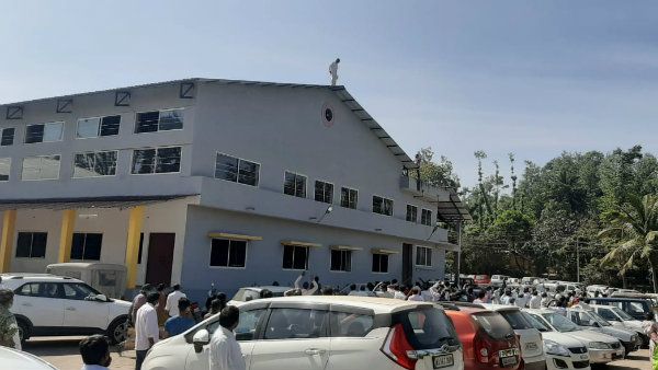 ಹಣ ದುರುಪಯೋಗ ಆರೋಪ; ಬಿಲ್ಡಿಂಗ್ ಮೇಲೆ ಹತ್ತಿ ಆತ್ಮಹತ್ಯೆಗೆ ಯತ್ನ