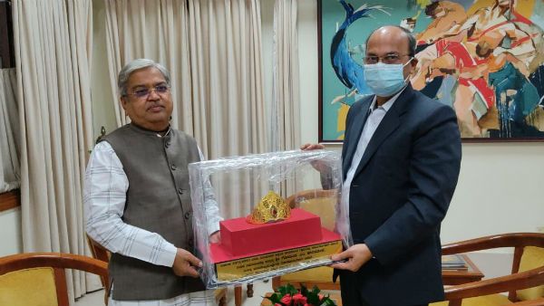 ಬಂಗಾರದ ಕಿರೀಟವನ್ನು ಸರ್ಕಾರಕ್ಕೆ ಒಪ್ಪಿಸಿದ ಡಿಸಿಎಂ ಗೋವಿಂದ ಕಾರಜೋಳ!