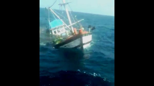 ನಿಷೇಧಿತ ಲೈಟ್ ಫಿಶಿಂಗ್‌ಗೆ ತೆರಳಿದ್ದ ಬೋಟ್ ಮುಳುಗಡೆ: ಐವರು ಮೀನುಗಾರರ ರಕ್ಷಣೆ