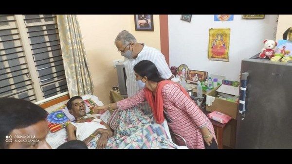 ಕೋಮಾದಲ್ಲಿದ್ದ ಶಿಕ್ಷಕರ ಮನೆಗೆ ಭೇಟಿ ನೀಡಿ ನೈತಿಕ ಸ್ಥೈರ್ಯ ತುಂಬಿದ ಶಿಕ್ಷಣ ಸಚಿವ
