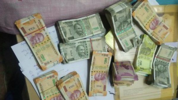 ಎಸಿಬಿ ದಾಳಿಯಲ್ಲಿ ಸಿಗಬೇಕಿದ್ದ ನೋಟುಗಳು ಗಾಳಿಯಲ್ಲಿ ಹಾರಾಟ