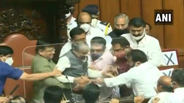 10 ವರ್ಷಗಳ ನಂತರ ಪುನರಾವರ್ತನೆ: ಪ್ರಜಾಪ್ರಭುತ್ವದ ದೇಗುಲ 'ಸದನ'ದಲ್ಲಿ ಜನಪ್ರತಿನಿಧಿಗಳ ಗೂಂಡಾಗಿರಿ