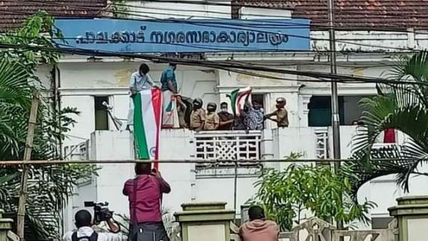 ಪಾಲಕ್ಕಾಡ್ ಪುರಸಭೆ ಕಚೇರಿಯಲ್ಲಿ ರಾಷ್ಟ್ರಧ್ವಜ ಹಾರಿಸಿದ DYFI ಕಾರ್ಯಕರ್ತರು