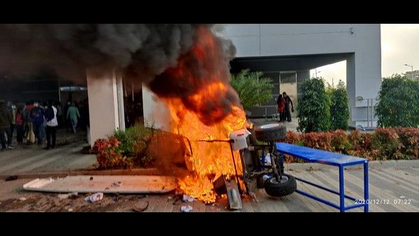 ನರಸಾಪುರ ಐಫೋನ್ ಕಾರ್ಖಾನೆ ಧ್ವಂಸ: 'ನಮ್ಮ ಕಾಲ ಮೇಲೆ ನಾವೇ ಕಲ್ಲು ಹಾಕಿಕೊಂಡಂತೆ'