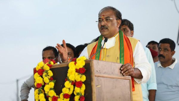 ಆ ಲಿಂಬಾವಳಿ ಇದ್ದಾನಲ್ಲಾ ಅವನು ಥರ್ಡ್ ಕ್ಲಾಸ್, ಉಪಾಧ್ಯಕ್ಷ ಆಗಲಿಕ್ಕೆ ಅನ್ ಫಿಟ್