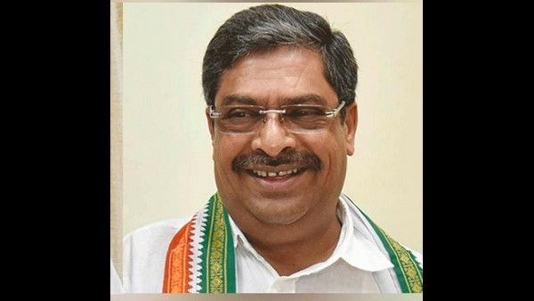 ಪೊಲೀಸರ ಮೇಲೆ ಕೈ ಎತ್ತಿ ಕೋಳ ತೊಡಿಸಿಕೊಂಡ ಎಂಎಲ್ಸಿ ಪುತ್ರ !