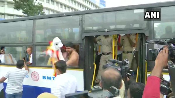 ಕರ್ನಾಟಕ ಬಂದ್: ಟೌನ್‌ಹಾಲ್‌ ಬಳಿ ಪ್ರತಿಭಟನಾಕಾರರನ್ನು ವಶಕ್ಕೆ ಪಡೆದ ಪೊಲೀಸರು