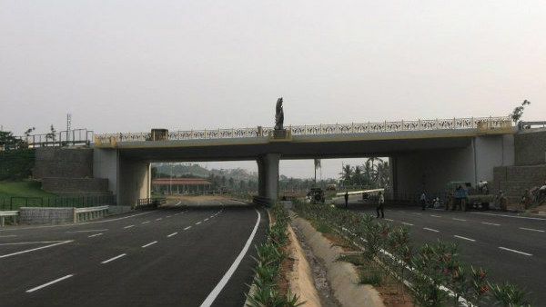 ನೈಸ್ ರೋಡ್‌ ಮೇಲ್ಸೇತುವೆಯಿಂದ ಕಲ್ಲು ಬೀಳುತ್ತೆ !