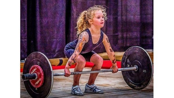 ಚೋಟುದ್ದದ ಈ ಬಾಲಕಿ ಎತ್ತುವ ಭಾರ ಅಷ್ಟಿಷ್ಟಲ್ಲ...