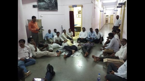 ಗ್ಲಾಸ್ ಒಡೆದಿದ್ದೇ ನೆಪ: ಬಿಜೆಪಿ ಸದಸ್ಯರಿಂದ ಸಭಾತ್ಯಾಗ, ಕಾಂಗ್ರೆಸ್ ಸದಸ್ಯರಿಂದ ಧರಣಿ