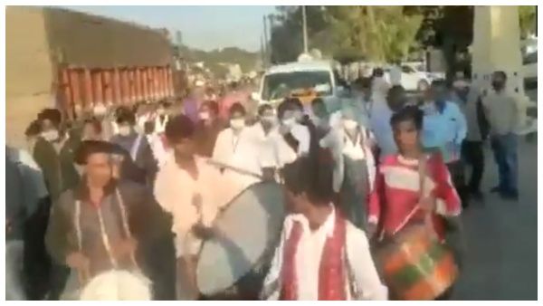 Video: ಕೊರೊನಾ ಲಸಿಕೆಗೆ ಪಟಾಕಿ ಸಿಡಿಸಿ, ಹೂವು ಚೆಲ್ಲಿ ಅದ್ಧೂರಿ ಸ್ವಾಗತ!