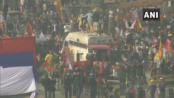 ದೆಹಲಿಯ ಗಡಿ ಭಾಗಗಳಲ್ಲಿ ಪರಿಸ್ಥಿತಿ ಉದ್ವಿಗ್ನ, ಬ್ಯಾರಿಕೇಡ್ ಮುರಿದು ರೈತರ ಮೆರವಣಿಗೆ