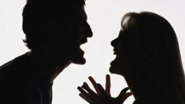 ಗಂಡ ಮನೆಗೆ ತಡವಾಗಿ ಬಂದನೆಂದು ಕುದಿಯುವ ಎಣ್ಣೆಯನ್ನು ಮುಖಕ್ಕೆ ಸುರಿದ ಹೆಂಡತಿ