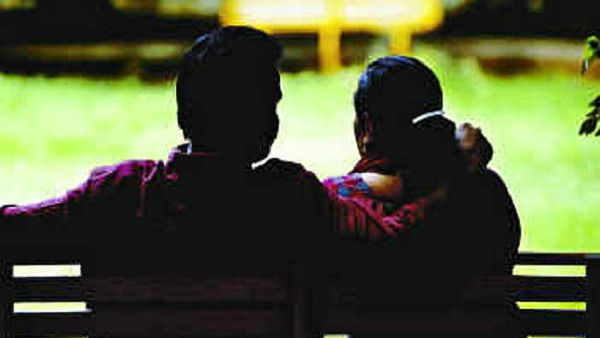 ಮೂರ್ ದಿನ ಆಗಿತ್ತು. ಹೆಂಡತಿ ಗಂಡನ ಜೊತೆ ಠೂ ಬಿಟ್ಟು, ಮುಂದಾ...