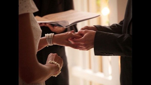 ಗಂಡ, ಹೆಂಡತಿ, ಗರ್ಲ್ ಫ್ರೆಂಡ್ ಕಮಲಾ ಮತ್ತು ಬ್ರೆಡ್