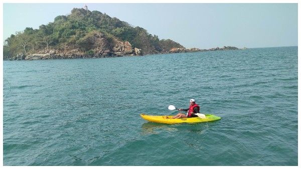 ಸಮುದ್ರದಲ್ಲಿ 12 ಕಿ.ಮೀ ಒಬ್ಬಂಟಿಯಾಗಿ ಕಯಾಕ್ ಮಾಡಿ ಸಾಹಸ ಮೆರೆದ ಪತ್ರಕರ್ತ!