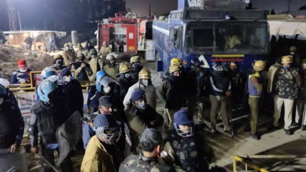 ಟ್ರ್ಯಾಕ್ಟರ್ ಮೂಲಕ ಬಲವಂತವಾಗಿ ಗಡಿ ದಾಟುವ ರೈತರ ಪ್ರಯತ್ನಕ್ಕೆ ಪೊಲೀಸರ ತಡೆ