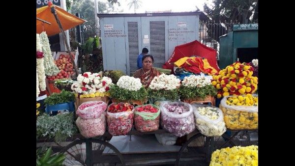 ಬೆಂಗಳೂರು ಮಾರುಕಟ್ಟೆಯಲ್ಲಿ ಸಂಕ್ರಾಂತಿ ಸುಗ್ಗಿ: ಹೂ,ಹಣ್ಣುಗಳ ದರ ಹೇಗಿದೆ?