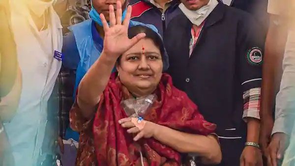 ಶಶಿಕಲಾಗೆ ಸ್ವಾಗತ ಕೋರಿ ಬ್ಯಾನರ್; ಸದಸ್ಯನ ಉಚ್ಚಾಟನೆ ಮಾಡಿದ ಎಐಎಡಿಎಂಕೆ