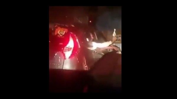 ಹೈವೇಯಲ್ಲಿ ಗನ್ ಹಿಡಿದು ಬೆದರಿಸಿದ ಶಿವಸೇನಾ ಕಾರ್ಯಕರ್ತರು