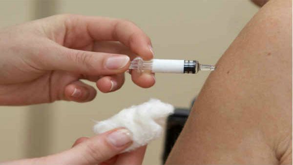 ಕೊರೊನಾ ಲಸಿಕೆ ಪಡೆದಿದ್ದ ವೈದ್ಯನ ಆರೋಗ್ಯದಲ್ಲಿ ಏರುಪೇರು, ಆಸ್ಪತ್ರೆಗೆ ದಾಖಲು