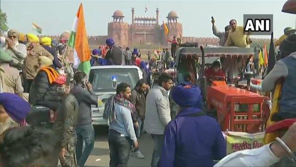 ಹಿಂಸಾಚಾರಕ್ಕೆ ತಿರುಗಿದ ಪ್ರತಿಭಟನೆ: ಪೊಲೀಸರ ಮೇಲೆ ಟ್ರ್ಯಾಕ್ಟರ್ ಹತ್ತಿಸಲು ಪ್ರಯತ್ನ