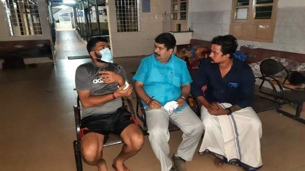 ಛತ್ರಪತಿ ಶಿವಾಜಿ ಸ್ಟಿಕ್ಕರ್ ಹಾಕಿಸಿಕೊಂಡಿದ್ದನ್ನು ಆಕ್ಷೇಪಿಸಿ ಇರಿದ ದುಷ್ಕರ್ಮಿಗಳು!