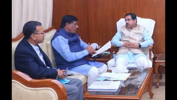 ಕೇಂದ್ರ ಸಚಿವ ಪ್ರಲ್ಹಾದ್ ಜೋಶಿ ಭೇಟಿ ಮಾಡಿದ ಸಚಿವ ಮುರುಗೇಶ್ ನಿರಾಣಿ