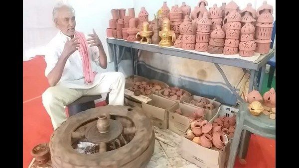 ವೃದ್ಧ ಮಣ್ಣಿನ ಶಿಲ್ಪಿಗೆ 2000 ಬಹುಮಾನ ನೀಡಿದ ಸಚಿವ ಸಿ.ಸಿ ಪಾಟೀಲ್