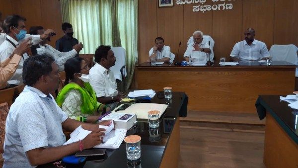 ಆಶ್ರಯ ಯೋಜನೆ ಫಲಾನುಭವಿ ಆಯ್ಕೆ; ದೇಶಪಾಂಡೆ ವಿರುದ್ಧ ಪ್ರತಿಭಟನೆ