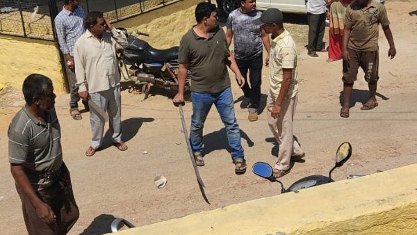 ಹೊಸಕೋಟೆ; ಪಂಚಾಯಿತಿ ಸಭೆಗೆ ಕರೆಯಲಿಲ್ಲ ಎಂದು ಲಾಂಗ್‌ನಿಂದ ಹಲ್ಲೆ!