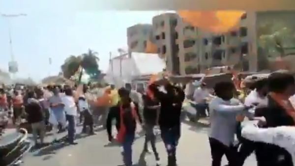 ದೊಣ್ಣೆಯಲ್ಲಿ ಬಡಿದಾಡಿದ ಕಾಂಗ್ರೆಸ್-ಬಿಜೆಪಿ ಕಾರ್ಯಕರ್ತರು