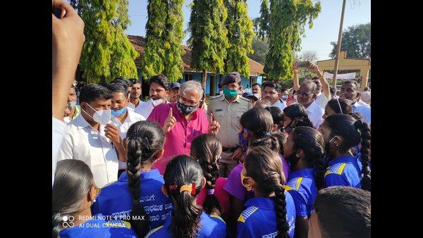 ಮಹಾರಾಷ್ಟ್ರ ಸಿಎಂ ಉದ್ಧವ್ ಠಾಕ್ರೆಗೆ ತಿರುಗೇಟು ಕೊಟ್ಟ ಶಿಕ್ಷಣ ಸಚಿವ ಸುರೇಶ್ ಕುಮಾರ್!