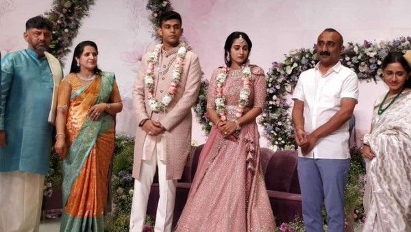 ಸಿಎಂ ಯಡಿಯೂರಪ್ಪಗೆ ಪುತ್ರಿ ಮದುವೆಯ ಆಮಂತ್ರಣ ನೀಡಿದ ಡಿಕೆ ಶಿವಕುಮಾರ್