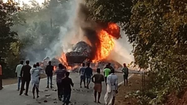 ಬೀಡಿ ಎಲೆ ಸಾಗಿಸುತ್ತಿದ್ದ ಲಾರಿ ಬೆಂಕಿಗೆ ಆಹುತಿ: ಲಕ್ಷಾಂತರ ರೂ. ನಷ್ಟ