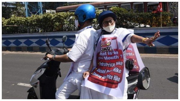 ತೈಲ ಬೆಲೆ ಏರಿಕೆ ವಿರುದ್ಧ ಪ್ರತಿಭಟನೆ: ಎಲೆಕ್ಟ್ರಿಕ್ ಸ್ಕೂಟರ್ ಸವಾರಿ ಮಾಡಿದ ಮಮತಾ ಬ್ಯಾನರ್ಜಿ