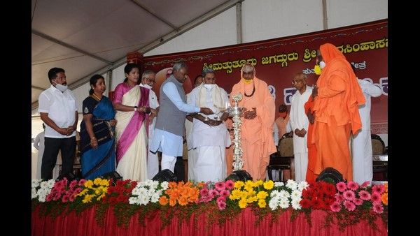 ದಾಂಪತ್ಯ ಜೀವನಕ್ಕೆ ಕಾಲಿಟ್ಟ ನವ ವಧು-ವರರಿಗೆ ಕಿವಿಮಾತು ಹೇಳಿದ ಮಾಜಿ ಸಿಎಂ