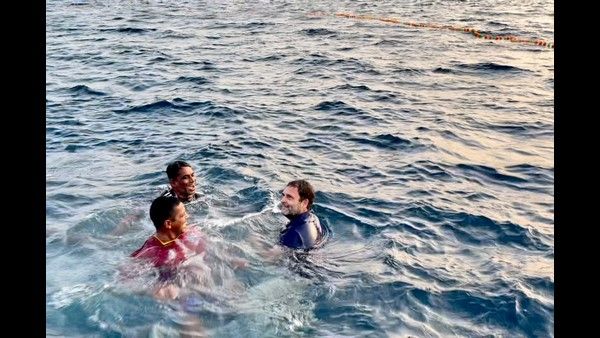 ಮೀನುಗಾರರ ಜತೆ ಸಮುದ್ರಕ್ಕೆ ಜಿಗಿದು ಈಜಿದ ರಾಹುಲ್ ಗಾಂಧಿ: ವಿಡಿಯೋ