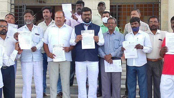 SC, ST ದೌರ್ಜನ್ಯ ತಡೆ ಸಮಿತಿ ನೇಮಕದಲ್ಲಿ ಅಕ್ರಮ: ಡಿಸಿ ಸಭೆಗೆ ಅಡ್ಡಿಪಡಿಸಿದ ದಲಿತ ಮುಖಂಡರು