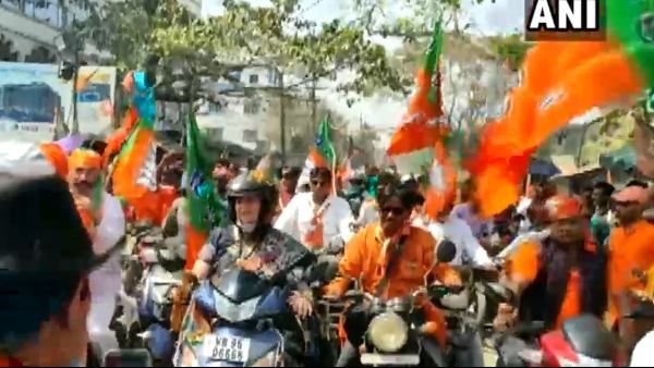 ಮಮತಾ ಬ್ಯಾನರ್ಜಿ ಬಳಿಕ ಬಂಗಾಳದಲ್ಲಿ ಸ್ಕೂಟರ್ ಓಡಿಸಿದ ಸ್ಮೃತಿ ಇರಾನಿ