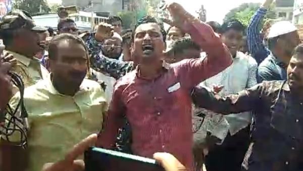 ರಮೇಶ್ ಜಾರಕಿಹೊಳಿ ರಾಜೀನಾಮೆ ಹಿಂಪಡೆಯುವಂತೆ ಆಗ್ರಹಿಸಿ ಅಭಿಮಾನಿಗಳ ಪ್ರತಿಭಟನೆ