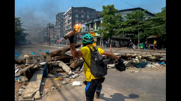 ನಡು ರಸ್ತೆಯಲ್ಲೇ ರಕ್ತಪಾತ, ಮ್ಯಾನ್ಮಾರ್ ಹಿಂಸಾಚಾರಕ್ಕೆ ಕೊನೆಯಿಲ್ಲ?