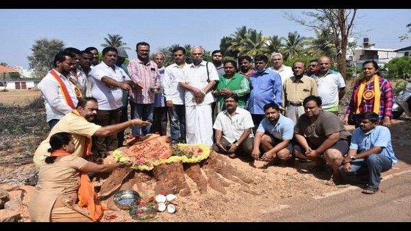 ಅರಳಿ ಮರಕ್ಕೆ ಶ್ರದ್ಧಾಂಜಲಿ ಸಲ್ಲಿಸಿದ ವಿವಿಧ ಸಂಘಟನೆಗಳು