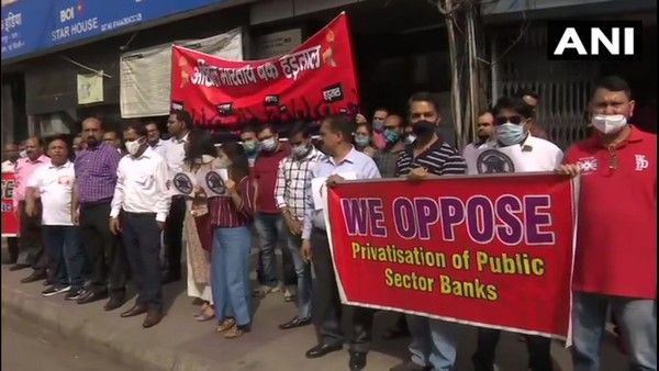 ಸರ್ಕಾರದ 'ಸರ್ಜಿಕಲ್ ಸ್ಟ್ರೈಕ್'ಗೆ ಕಂಗಾಲಾದ ಸಾರ್ವಜನಿಕ ಬ್ಯಾಂಕಿಂಗ್ ವಲಯ