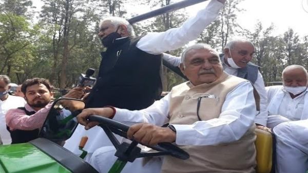 ಶಾಸಕಿಯರಿಂದ ತಾನು ಕುಳಿತಿದ್ದ ಟ್ರ್ಯಾಕ್ಟರ್ ಎಳೆಸಿದ ಕಾಂಗ್ರೆಸ್ ನಾಯಕ!