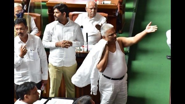 ಸದನದಲ್ಲಿ ಅಂಗಿ ಬಿಚ್ಚಿ ಕಾಂಗ್ರೆಸ್ ಶಾಸಕ ಸಂಗಮೇಶ್ ಪ್ರತಿಭಟನೆ: ಐಡಿಯಾ ಕೊಟ್ಟಿದ್ದು ಅದೇ ಪಕ್ಷದ ಶಾಸಕ!