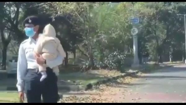 ಕೈಯಲ್ಲಿ ಮಗು ಹಿಡಿದು ಟ್ರಾಫಿಕ್ ನಿಯಂತ್ರಿಸಿದ ಮಹಿಳಾ ಪೊಲೀಸ್: ವೈರಲ್ ವಿಡಿಯೋ
